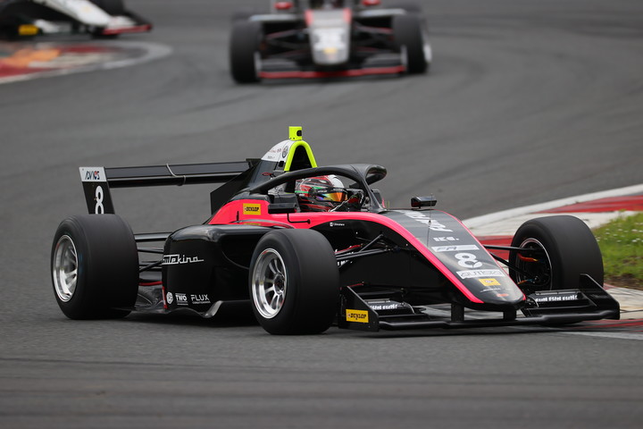 決勝2位は篠原拓朗（SUTEKINA RACING TEAM）