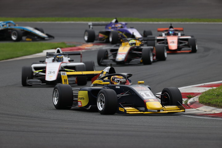 スタート直後、ダンロップコーナーでのマスタークラストップ集団