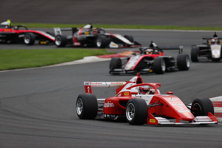 スタート直後、ダンロップコーナーでのトップ集団