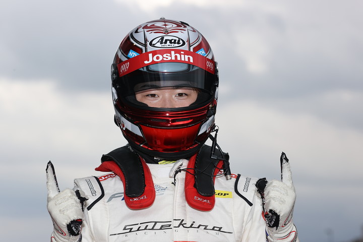 優勝した阪口晴南（SUTEKINA RACING TEAM）