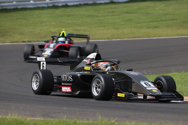 トップに立った高橋知己を2位に浮上した根本悠生が追う