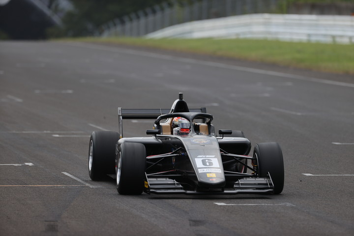 トップでゴールする高橋知己（Super License）