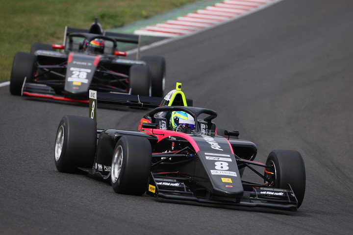 終盤、2位根本悠生を追い上げてきた古谷悠河（TOM'S YOUTH）