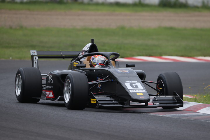 第4戦～6戦とも3戦連続でポールポジションを決めた高橋知己（Super License）