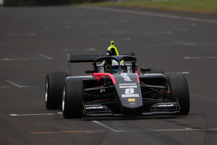 トップでゴールする根本悠生（ZAPSPEED F111/3）