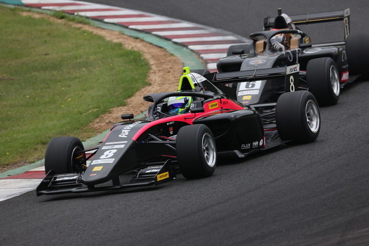 トップ根本悠生（ZAPSPEED F111/3）と2位高橋知己（Super License）の争い