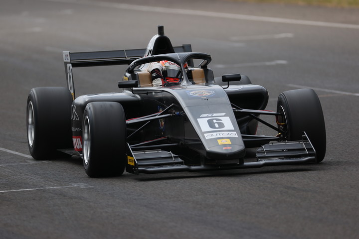 トップでゴールする高橋知己（Super License）