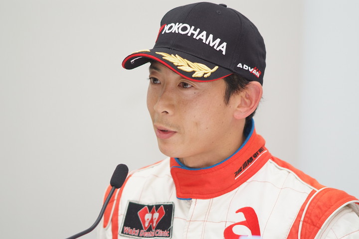 予選記者会見: GT300クラスポールポジションの阪口良平（ADVICS muta MC86）