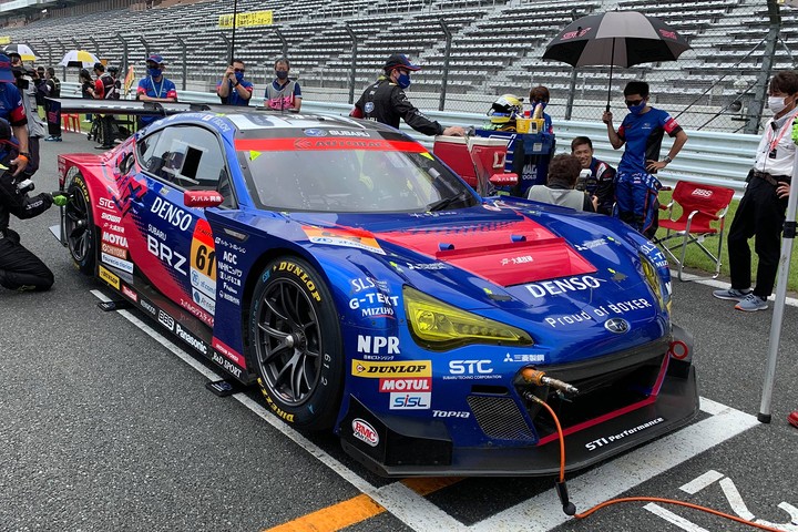 GT300クラス決勝2位の井口卓人／山内英輝組（SUBARU BRZ R&D SPORT）