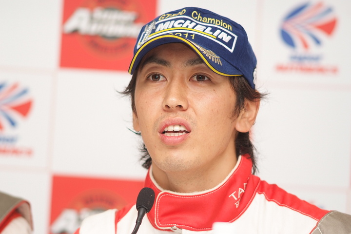 決勝記者会見: GT300クラスで優勝した柳田真孝（シンティアム・アップル・ロータス）