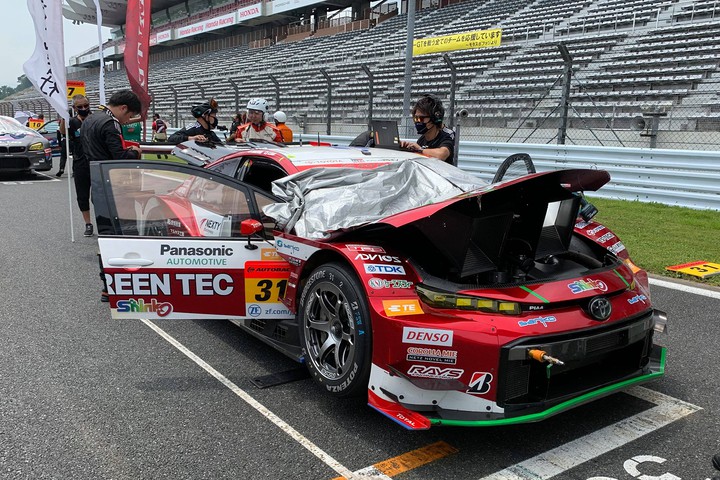 GT300クラスポールポジションの嵯峨宏紀／中山友貴組（TOYOTA GR SPORT PRIUS PHV apr GT）