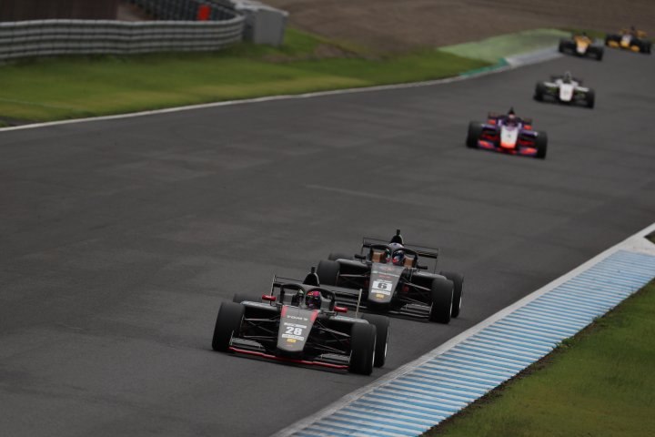 2位争いを演じる古谷悠河（TOM'S YOUTH）と三浦愛（Super License）　このままの順位でゴールした