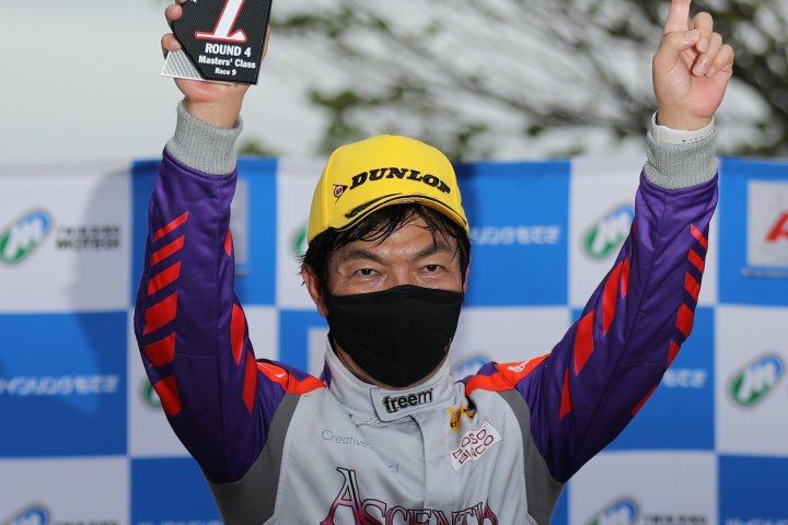 表彰式: マスタークラスで優勝した今田信宏（JMS RACING）