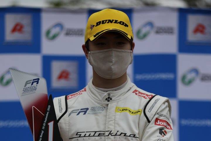 表彰式: 優勝した阪口晴南（SUTEKINA RACING TEAM）