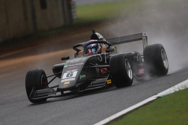 第9戦、第10戦とも予選3位の三浦愛（Super License）