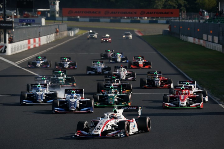 決勝レース: 50周のレースがスタートした