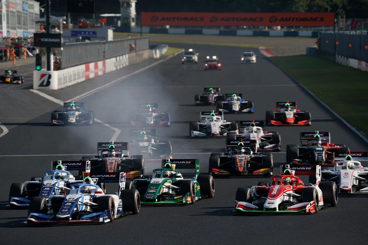 決勝レース: 50周のレースがスタートした