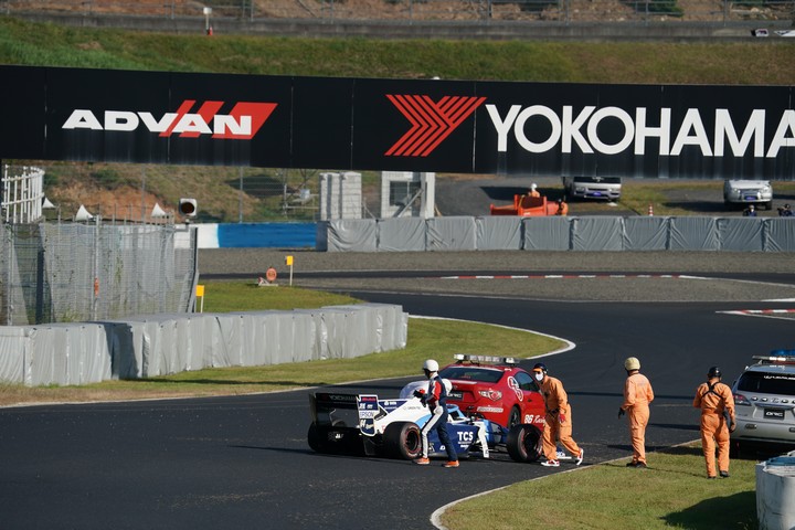 決勝レース: スタート直後の接触で牧野任祐（TCS NAKAJIMA RACING SF19）がストップ