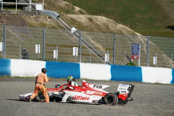 決勝レース: スタート直後の混乱でグラベルに出たサッシャ・フェネストラズ（ORIENTALBIO KONDO SF19）