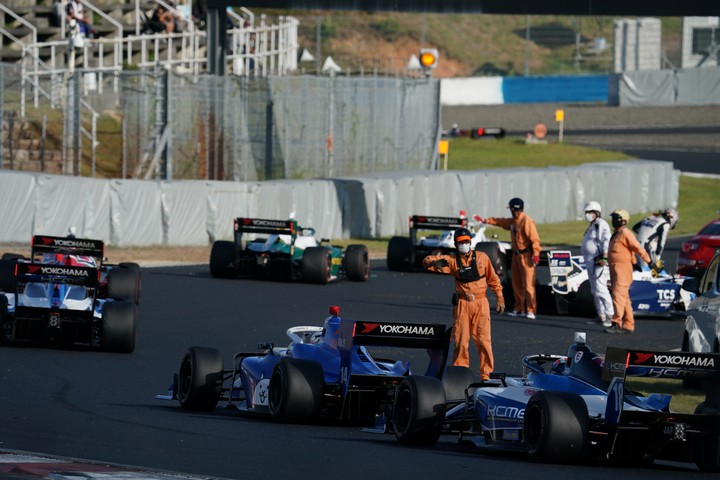 決勝レース: 事故現場を通過するSFマシン