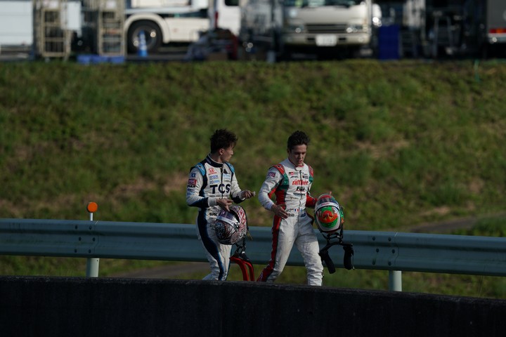 決勝レース: リタイアした牧野任祐とサッシャ・フェネストラズ