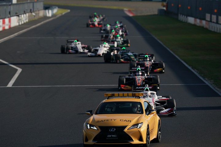 決勝レース: セーフティーカーランは続く