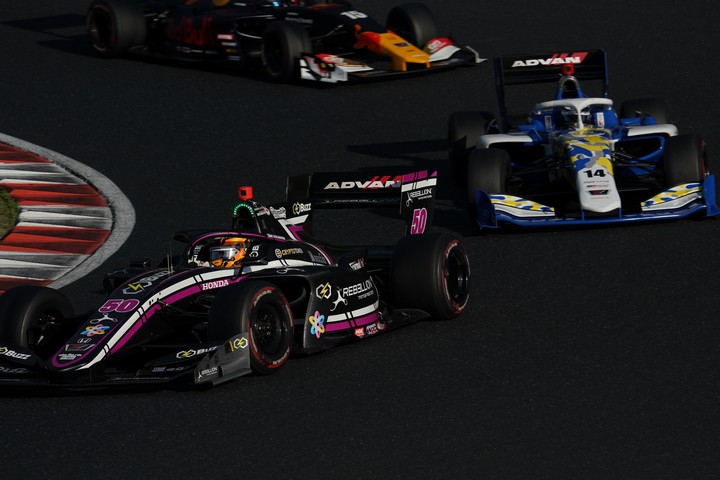 決勝レース: 高星明誠に続く大嶋和也と笹原右京