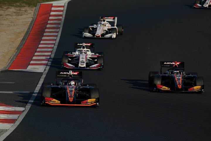 決勝レース: 集団をリードする坪井翔（JMS P.MU/CERUMO・INGING SF19）