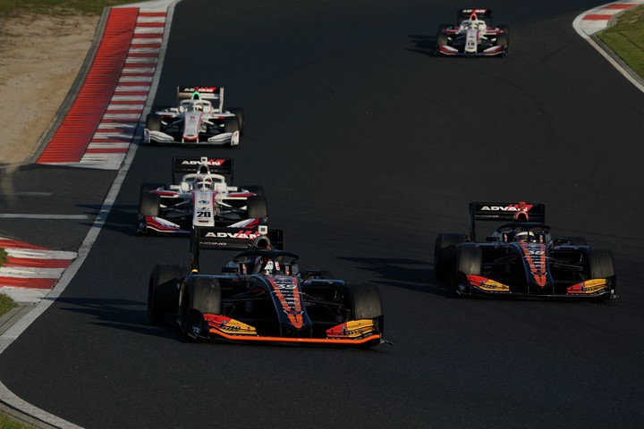 決勝レース: 集団をリードする坪井翔（JMS P.MU/CERUMO・INGING SF19）