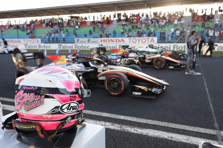 決勝レース: 優勝した坪井翔のヘルメット