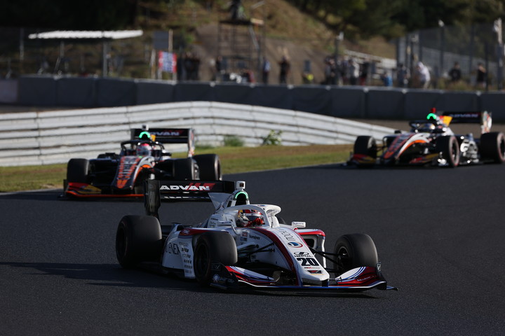 セーフティーカー離脱後の序盤にレースをリードする平川亮（ITOCHU ENEX TEAM IMPUL SF19）