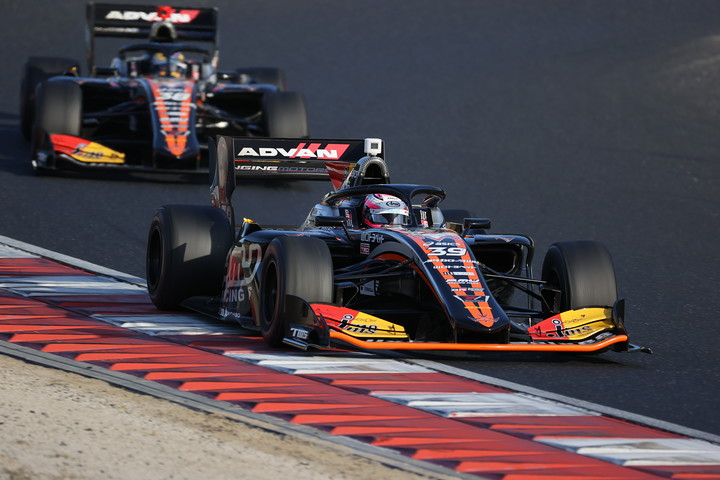 坪井翔と石浦宏明、JMS P.MU/CERUMO･INGINGチーム同士の争い