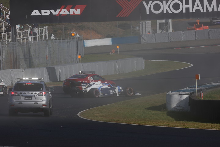 スタート直後にスピンしてリタイアした牧野任祐（TCS NAKAJIMA RACING SF19）