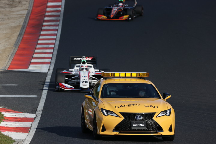 セーフティーカーが早々に導入された