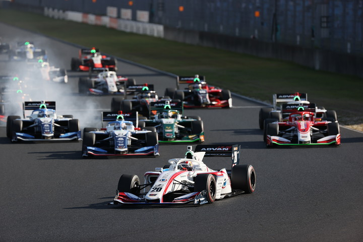 50周の決勝レースがスタートした