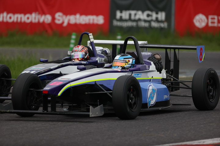 佐藤巧望（61号車）と岡本大地（8号車）の争い