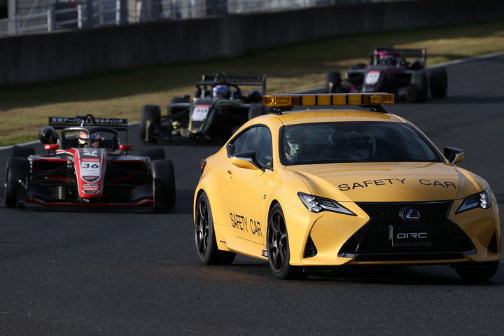 レースは途中セーフティーカーが導入された