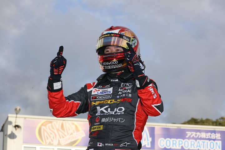 優勝した宮田莉朋（COROLLA CHUKYO Kuo TEAM TOM'S）