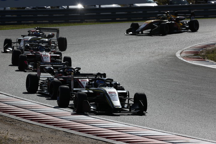 セーフティーカーが離脱し再スタートが切られた