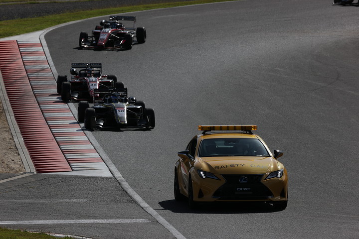 オープニングラップのアクシデントで開始早々にセーフティーカーが導入された