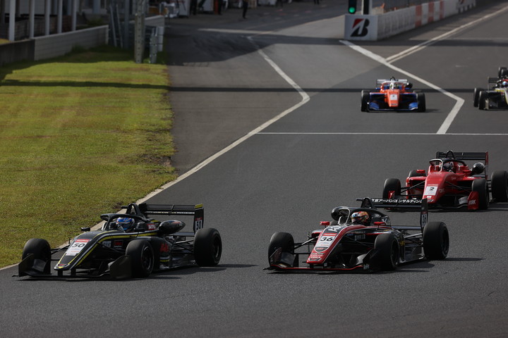 スタートで阪口晴南（Buzz Racing with B-MAX）が予選2位からトップに立つ