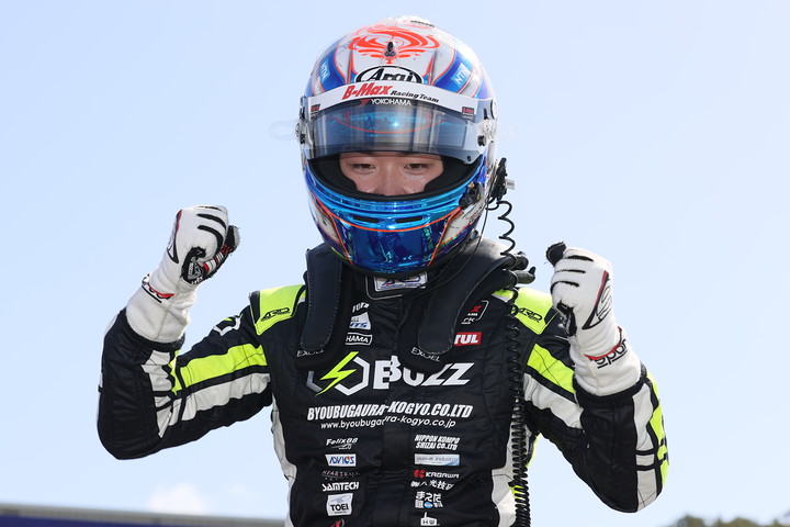 優勝した阪口晴南（B-MAX RACING TEAM）