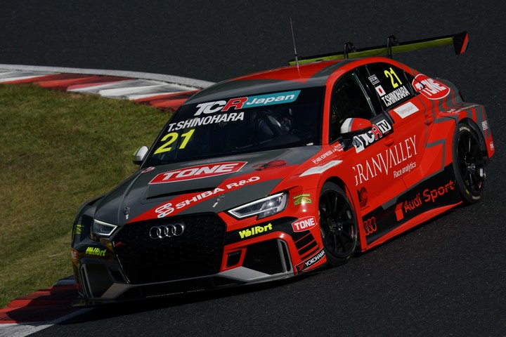 スタートでトップに立った篠原拓朗（Audi Team Hitotsuyama）