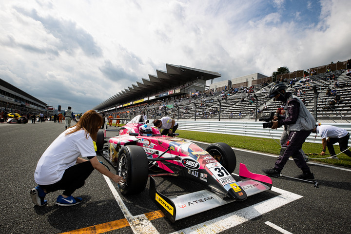 ポールポジションの一についた神晴也（ATEAM Buzz Racing F110）