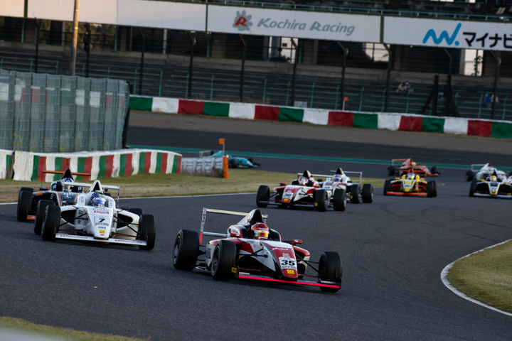 レースをリードする平良響（TGR-DC RSトムススピリットF4）