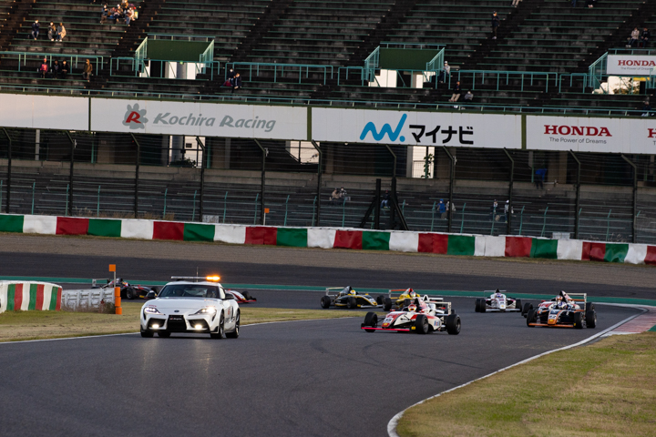 レースはセーフティーカーが入る波乱の展開となった