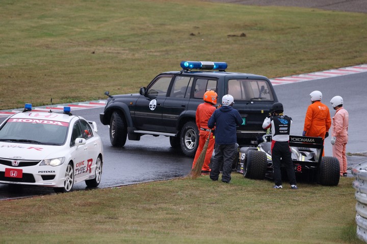 占有走行: 回収されるセルジオ・セッテ・カマラのBuzz Racing SF19