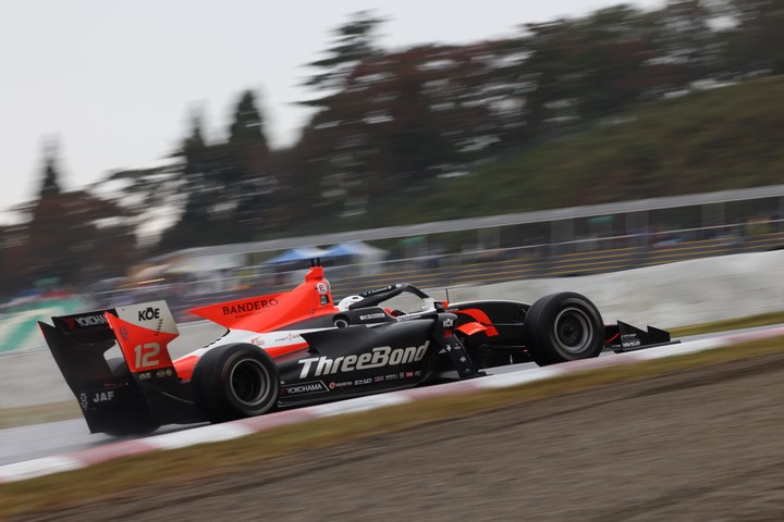 占有走行: 塚越広大（ThreeBond Drago CORSE SF19）