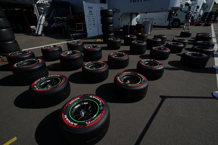 公式予選: 天日干しされるタイヤ