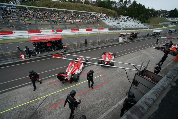 決勝レース: コースインするコンドーレーシングのドライバーたち